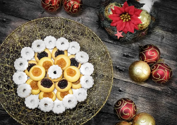 Piatto di biscotti e decorazioni natalizie — Foto Stock
