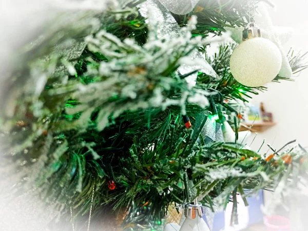 Albero di Natale innevato con vignettatura bianca — Foto Stock