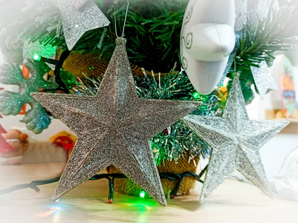 Stella d'argento su un albero di Natale verde — Foto Stock