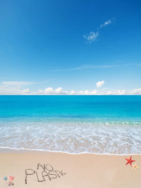 No Plastic written on a tropical beach on a clear day — Stock Photo, Image