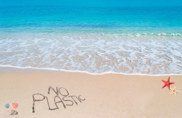 No hay plástico escrito en una playa tropical — Foto de Stock