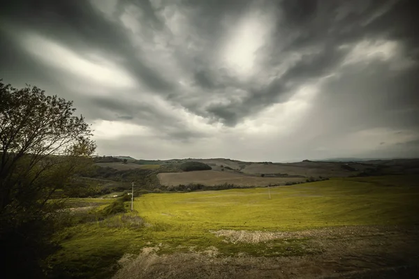 Cielo coperto su un campo in Toscana — Foto Stock