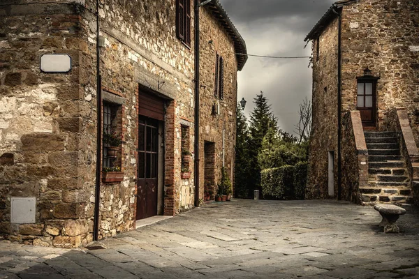 Schilderachtige hoek in een klein stadje in Toscane — Stockfoto