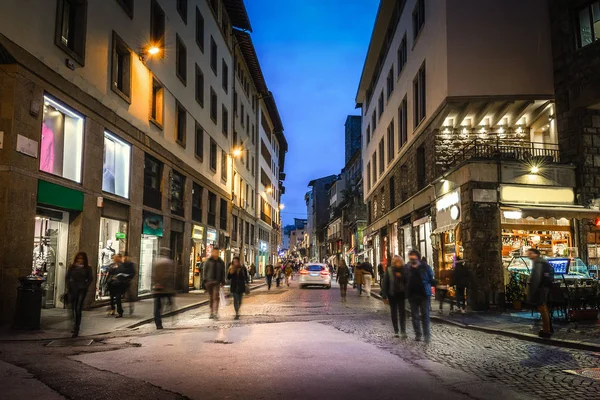 Personas en Florencia por la noche — Foto de Stock