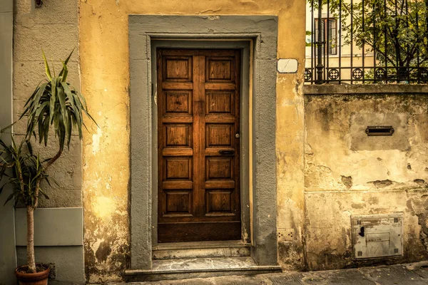 Rustic wooden door in Florence — ストック写真