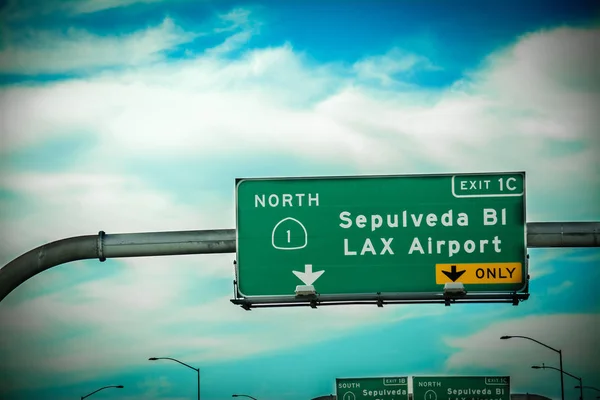 Señal de tráfico del aeropuerto de Sepulveda blvd y LAX en la autopista de Los A —  Fotos de Stock