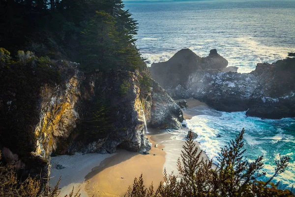 Mc Way, Kaliforniya 'nın merkezindeki Big Sur parkına düştü — Stok fotoğraf