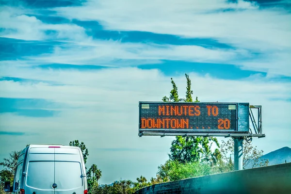 Minut do centrum znak drogowy w Los Angeles autostrady — Zdjęcie stockowe