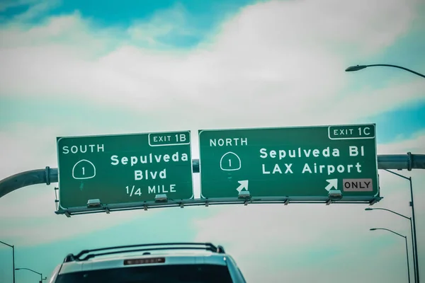 Aeroporto de Los Angeles e sinal de saída da avenida Sepulveda — Fotografia de Stock