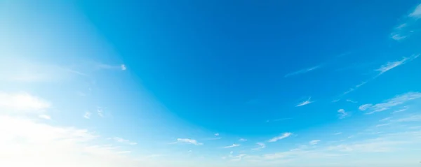 Маленькие облака и голубое небо в Южной Калифорнии — стоковое фото