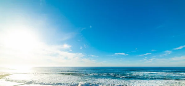 ラ・ホヤビーチの輝く太陽の下での小さな波 — ストック写真