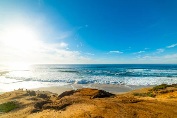 Pequeñas olas en la playa de La Jolla al atardecer — Foto de Stock