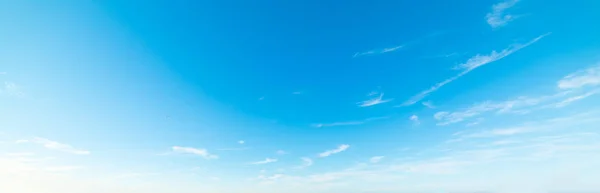 Pequenas nuvens brancas e céu azul — Fotografia de Stock