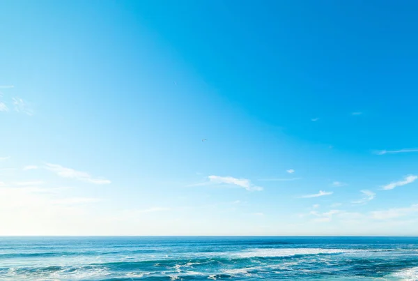 Blauwe lucht en blauwe zee in La Jolla strand — Stockfoto