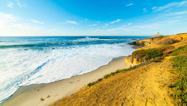 Blauwe zee en goudkleurig zand in La Jolla kust — Stockfoto