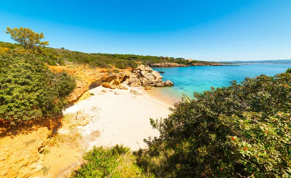 Pequena enseada sob um céu azul na costa de Alghero — Fotografia de Stock