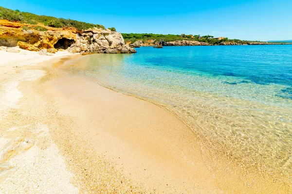 Klares Wasser und weißer Sand an der Küste von Alghero — Stockfoto