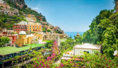 Açık bir günde güzel bir Positano kıyısı. Amalfi Sahili, İtalya