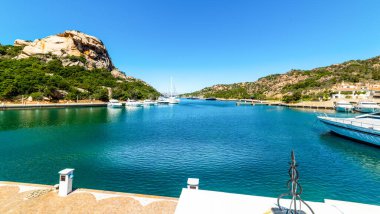 Poltu Quatu 'nun üzerinde mavi gökyüzü. Costa Smeralda, Sardunya