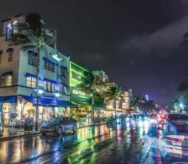 Geceleri Güney Sahili 'nde dünyaca ünlü Ocean Drive. Miami Beach, ABD