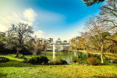 İspanya, Madrid 'de mavi gökyüzünün altındaki Kristal Saray