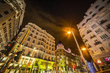 Gran Via Bulvarı 'ndaki lüks binalar. Madrid, İspanya
