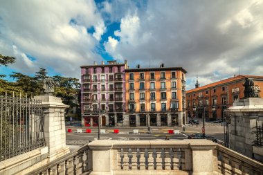 Madrid, İspanya 'daki Almudena katedralinden renkli binalar görüldü