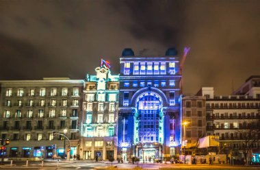 Madrid, İspanya 'da geceleri Sala Alcala 31 cephesi