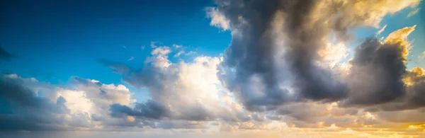 Dunkle Wolken Bunten Himmel Bei Sonnenuntergang Sardinien Italien — Stockfoto