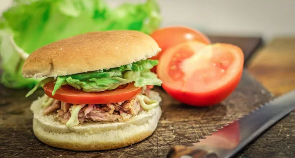 Primo Piano Panino Tagliere Con Ingredienti Sullo Sfondo — Foto Stock