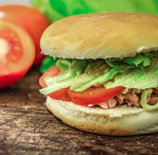 Bollo Con Atún Tomate Lechuga Una Tabla Cortar — Foto de Stock