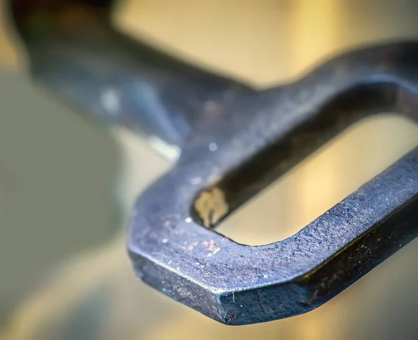 Delikteki Metal Bir Anahtarın Makro Görünümü — Stok fotoğraf