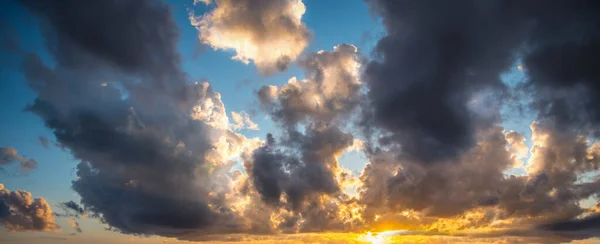 Karanlık Bulutlar Gün Batımında Parlayan Güneş Sardunya Talya — Stok fotoğraf