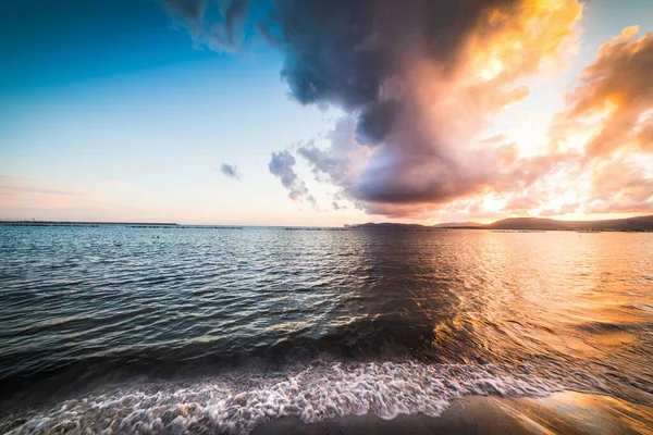 Gün Batımında Denizin Üzerinde Dramatik Bir Gökyüzü Alghero Sardunya — Stok fotoğraf