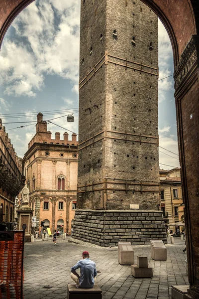 Башня Garisenda Площади Порта Равеньяна Болонье Италия — стоковое фото