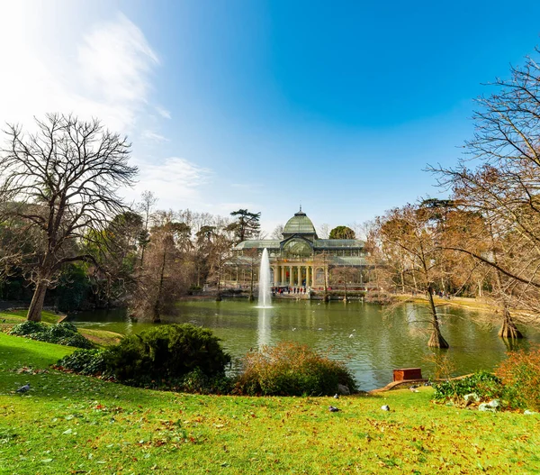 Grama Verde Pelo Mundialmente Famoso Palácio Cristal Madrid Espanha — Fotografia de Stock