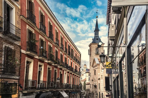 Голубое Небо Над Живописной Улицей Мадрида Испания — стоковое фото