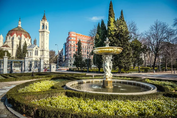 Fountain Buen Retiro Park San Manuel San Benito Church Background — Stock Photo, Image