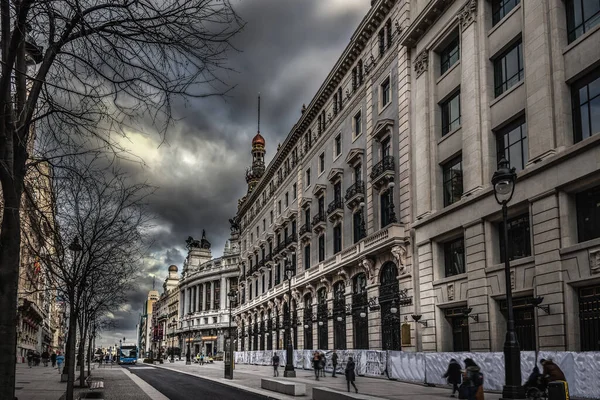 Luxe Gebouwen Het Centrum Van Madrid Onder Een Dramatische Hemel — Stockfoto