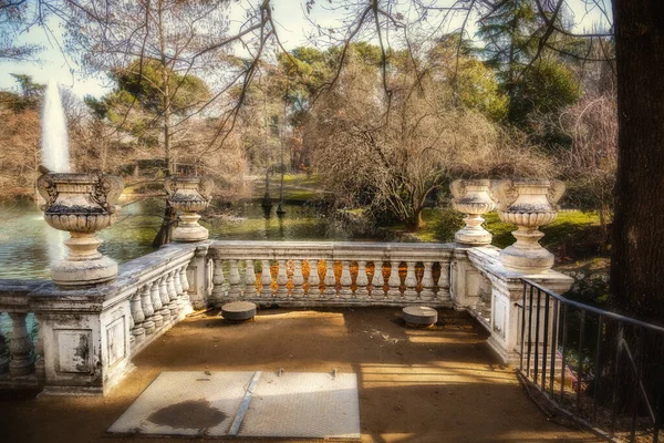 Terrazza Vicino Piccolo Lago Nel Parco Del Buen Retiro Madrid — Foto Stock