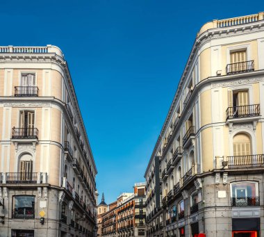 Madrid 'de Puerta del Sol' da açık bir gökyüzünün altında zarif bir bina, İspanya