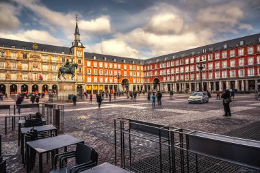 Madrid, İspanya 'da Plaza belediye başkanının üzerinde bulutlar