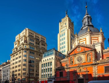 İspanya, Madrid 'de mavi gökyüzünün altında Las Calatravas Kilisesi