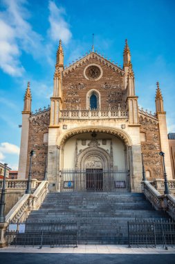 Madrid, İspanya 'da bulutlu bir gökyüzünün altındaki San Jeronimo el Real Kilisesi