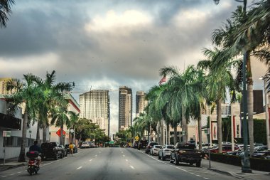 Miami şehir merkezindeki gökdelenlerin üzerinde bulutlu bir gökyüzü. Gün batımında, ABD