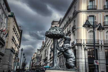 Madrid, İspanya 'da ünlü Ayı ve Çilek Ağacı heykeli üzerinde dramatik bir gökyüzü