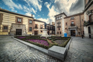 Madrid, İspanya 'da Plaza de la Villa üzerinde bulutlu bir gökyüzü