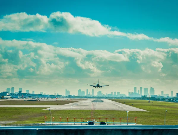 Airplane Landing Fort Lauderdale International Airport Southern Florida Usa — Stock Photo, Image