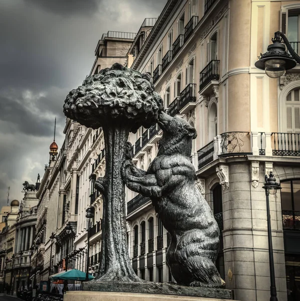 西班牙马德里著名的熊和草莓树雕像的灰色天空 — 图库照片