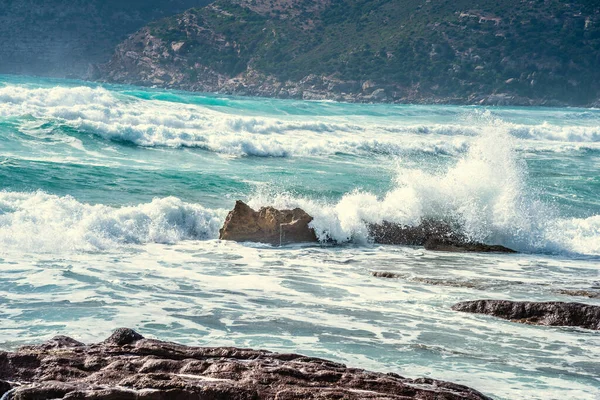 Wellen Krachen Gegen Die Felsen Der Küste Von Porto Ferro — Stockfoto